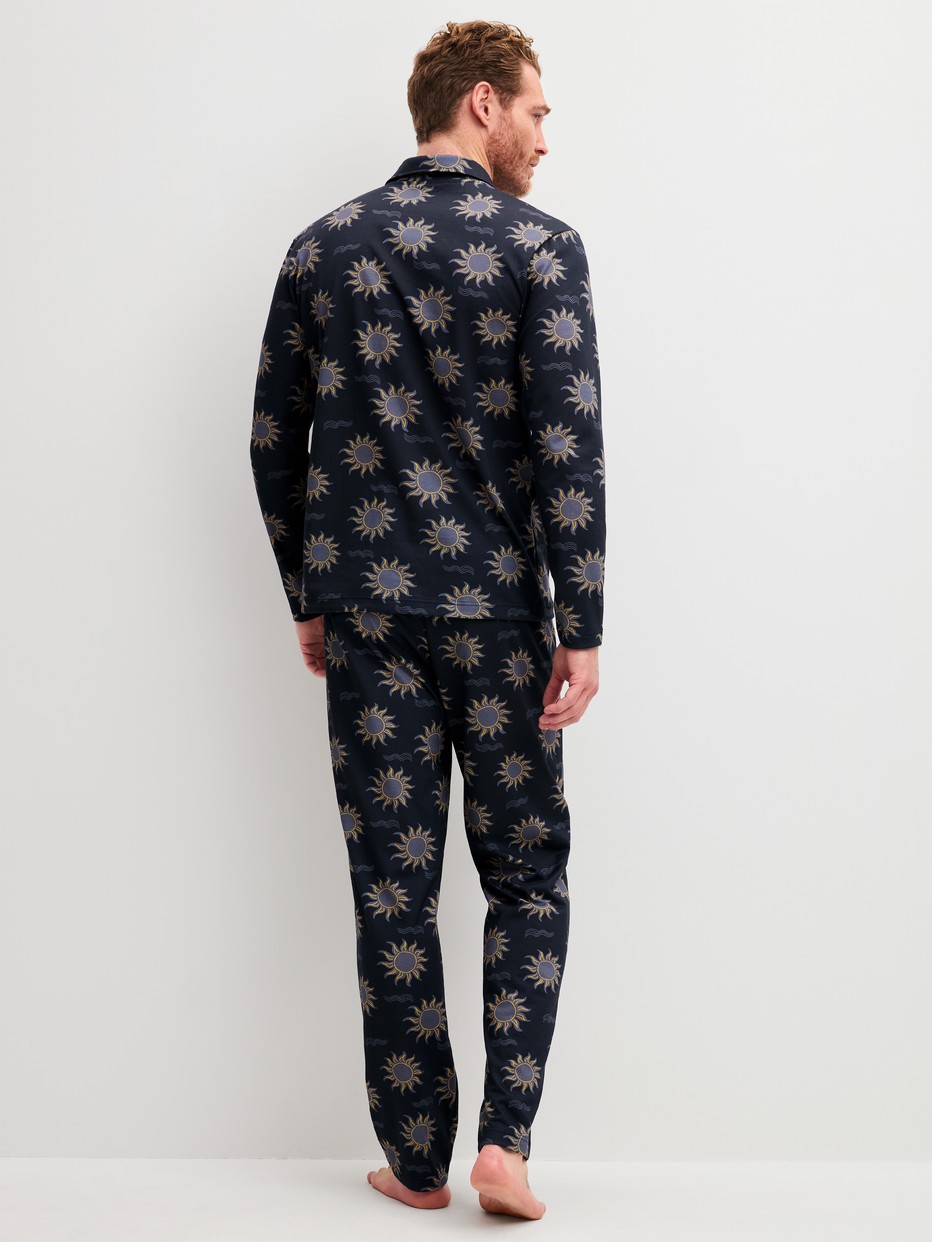 Herren-Model trägt Pyjama mit Knöpfen aus 100% Baumwolle in Blau, Gemustert aus Serie EDITION 85 von CALIDA, Rückansicht