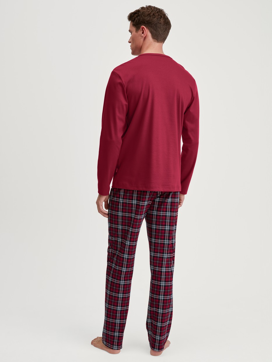 Herren-Model trägt Pyjama, lang aus 100% Baumwolle in Rot, Kariert aus Serie Family & Friends von CALIDA, Rückansicht