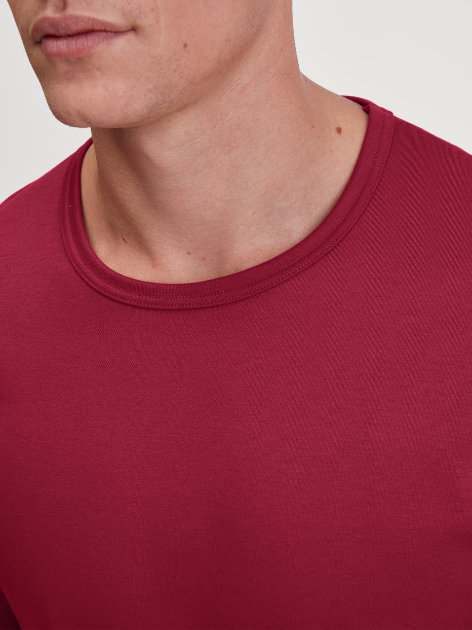 Herren-Model trägt Pyjama, lang aus 100% Baumwolle in Rot, Kariert aus Serie Family & Friends von CALIDA, Detail