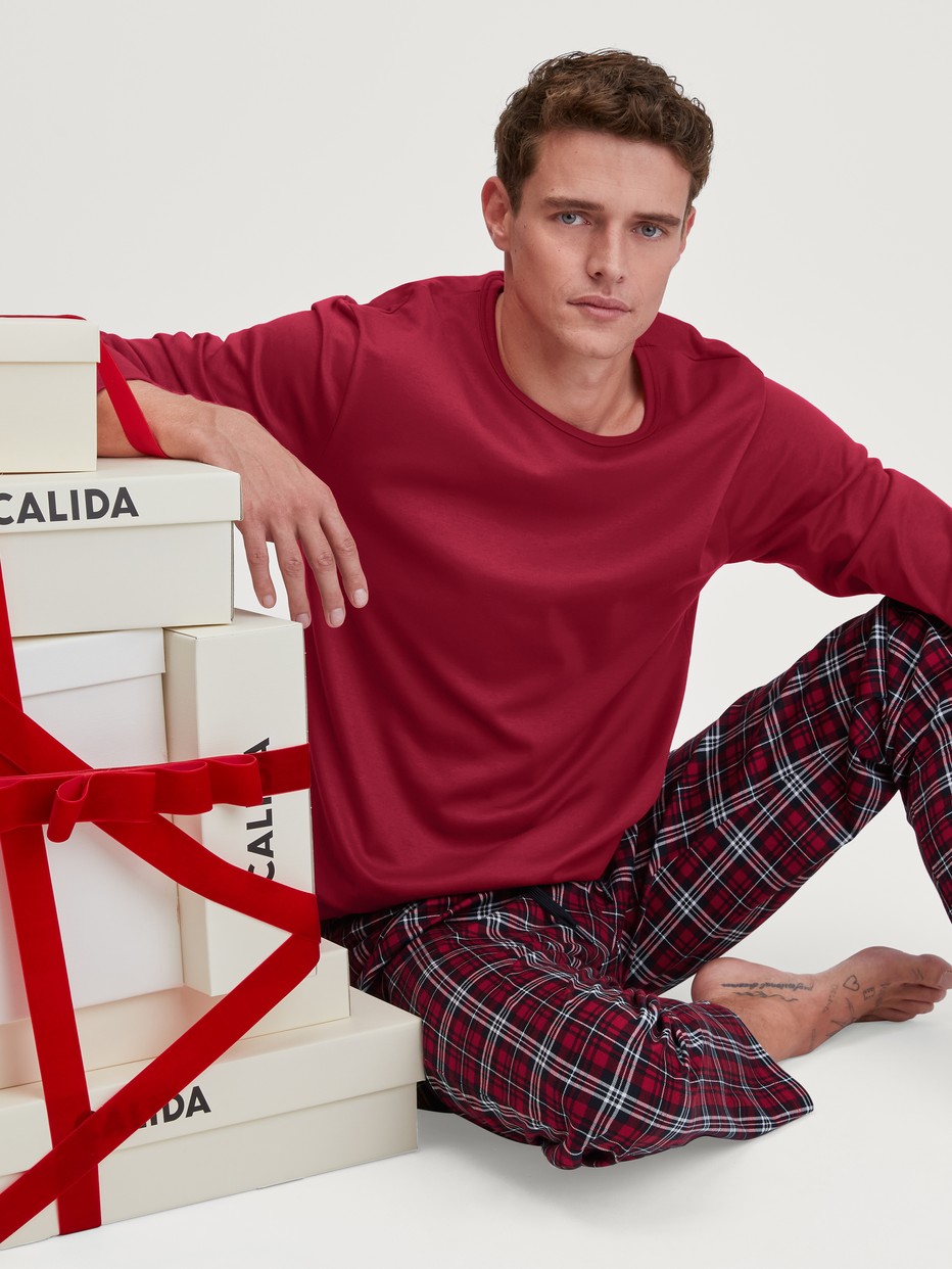 Herren-Model trägt Pyjama, lang aus 100% Baumwolle in Rot, Kariert aus Serie Family & Friends von CALIDA, Zusatzbild