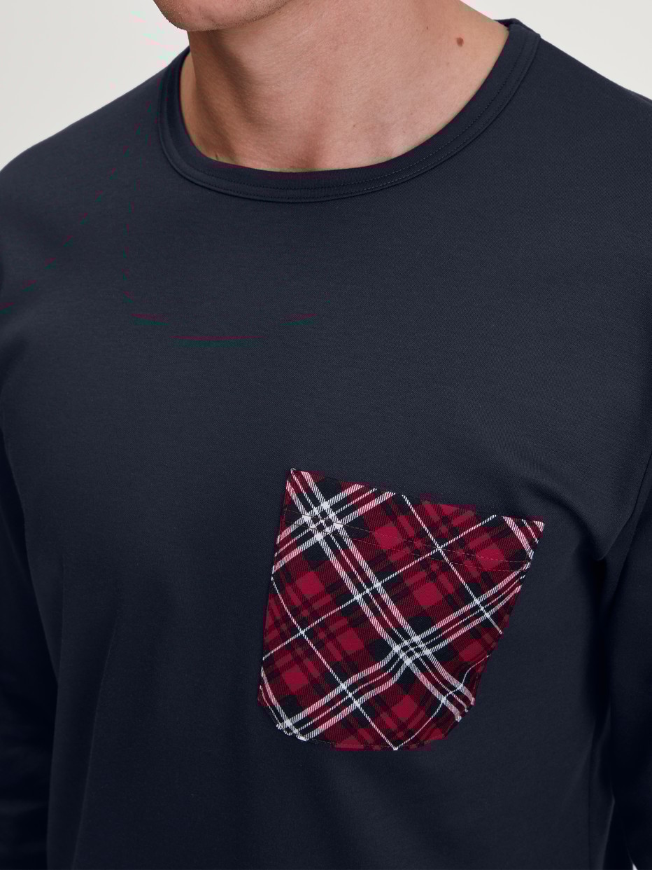 Herren-Model trägt Bündchen-Pyjama aus 100% Baumwolle in Blau, Kariert aus Serie Family & Friends von CALIDA, Detail