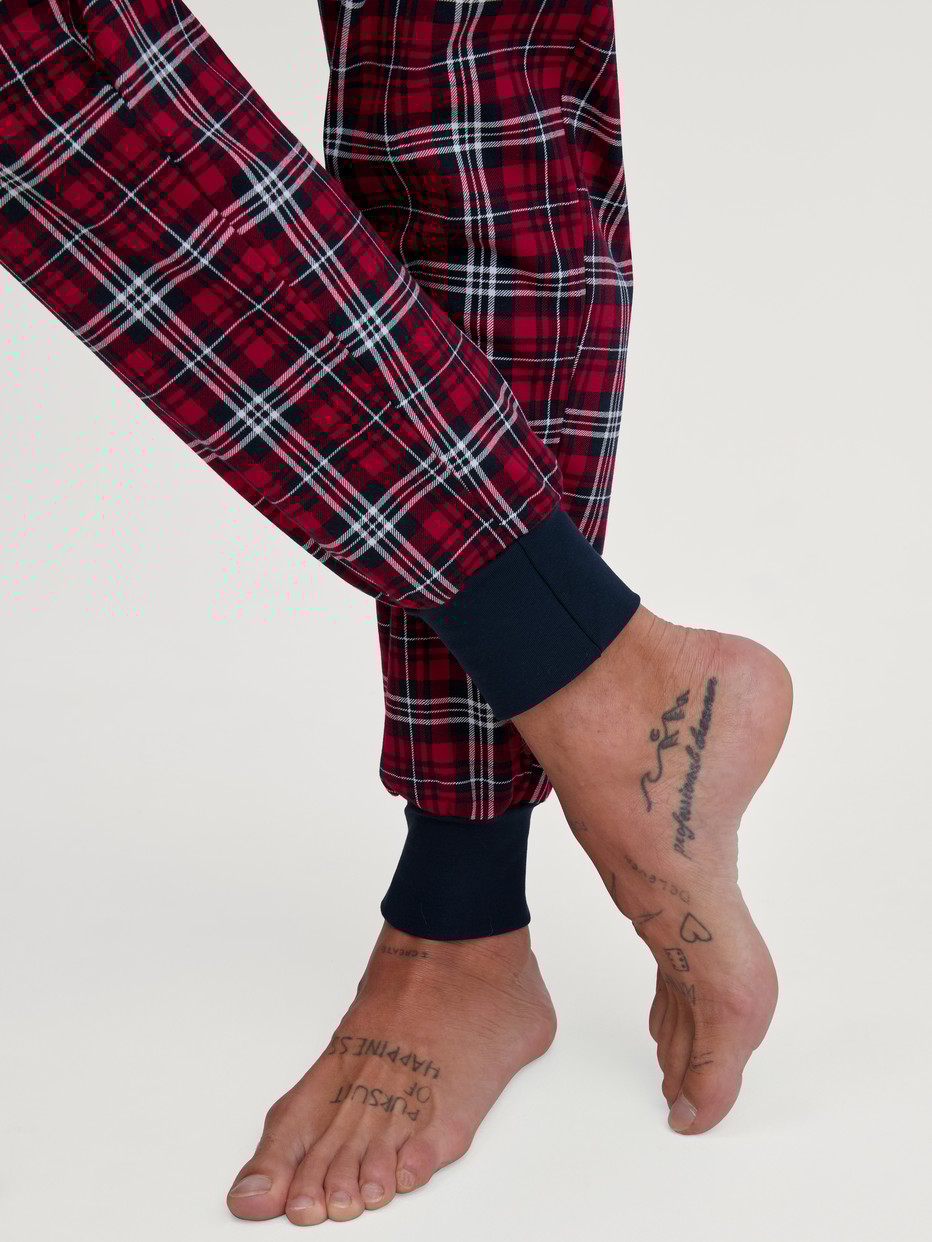 Herren-Model trägt Bündchen-Pyjama aus 100% Baumwolle in Blau, Kariert aus Serie Family & Friends von CALIDA, Detail