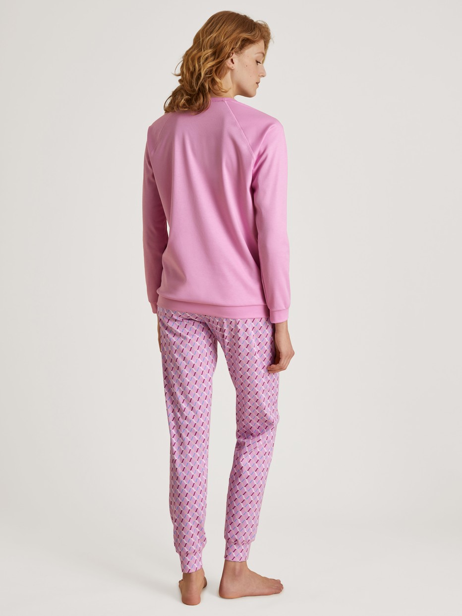 La modella / Il modello Donna indossa Pigiama con polsini in 100% cotone di colore Rosa, Motivo, della serie Daylight Dreams di CALIDA, Vista posteriore