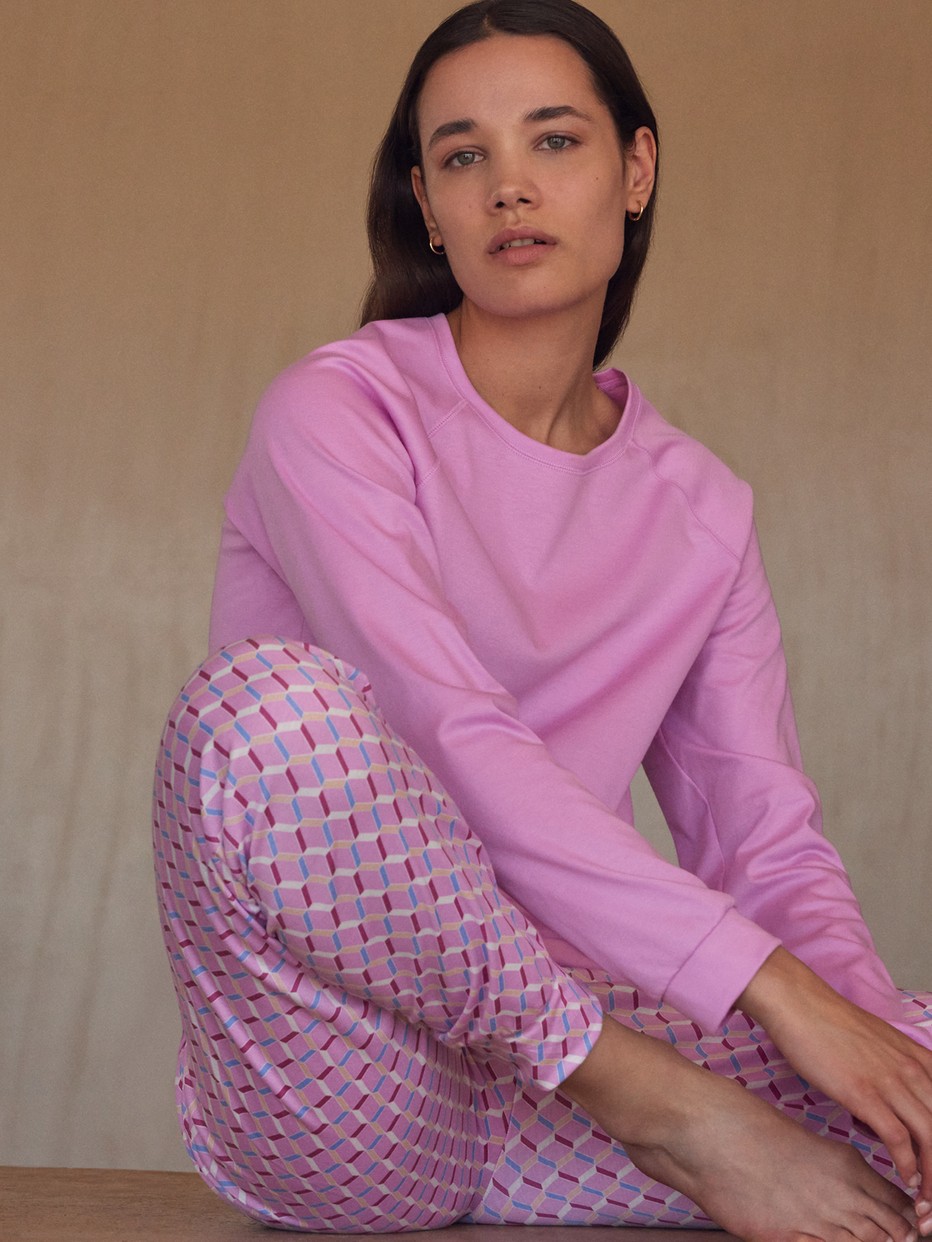 La modella / Il modello Donna indossa Pigiama con polsini in 100% cotone di colore Rosa, Motivo, della serie Daylight Dreams di CALIDA, Vista frontale