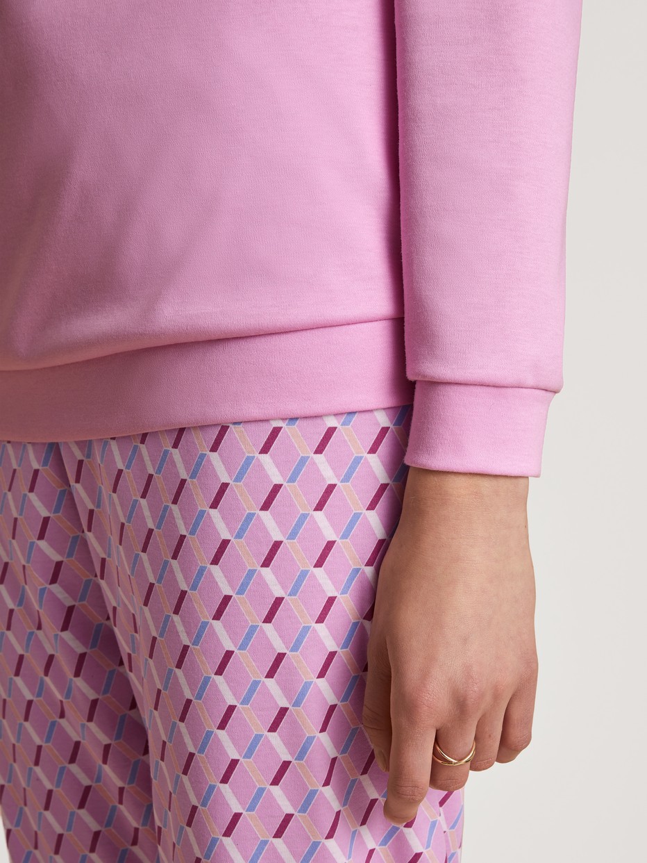 La modella / Il modello Donna indossa Pigiama con polsini in 100% cotone di colore Rosa, Motivo, della serie Daylight Dreams di CALIDA, Dettaglio