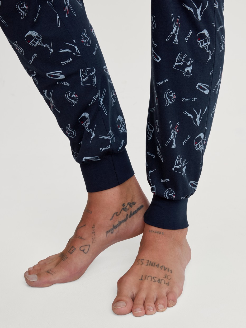 Men model is wearing Pyjama with cuff made of 100% Cotton in Blue, Patterned from the Relax Swiss Resort series by CALIDA, Detail