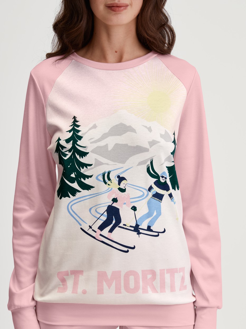 Damen-Model trägt Bündchen-Pyjama aus 100% Baumwolle in Rosa, Motiv aus Serie Ski Resort von CALIDA, Detail