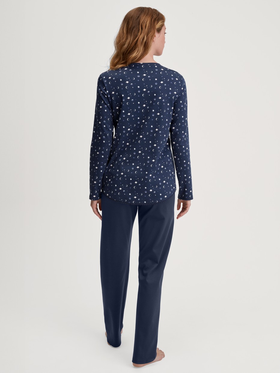 Damen-Model trägt Pyjama mit Knöpfen aus 100% Baumwolle in Blau, Gemustert aus Serie Midnight Dreams von CALIDA, Rückansicht