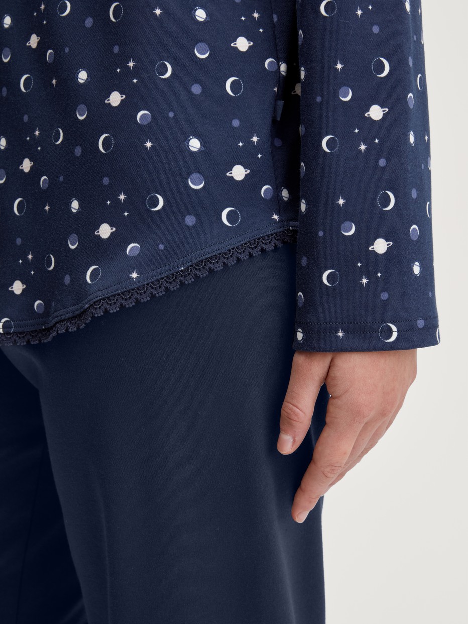 Damen-Model trägt Pyjama mit Knöpfen aus 100% Baumwolle in Blau, Gemustert aus Serie Midnight Dreams von CALIDA, Detail