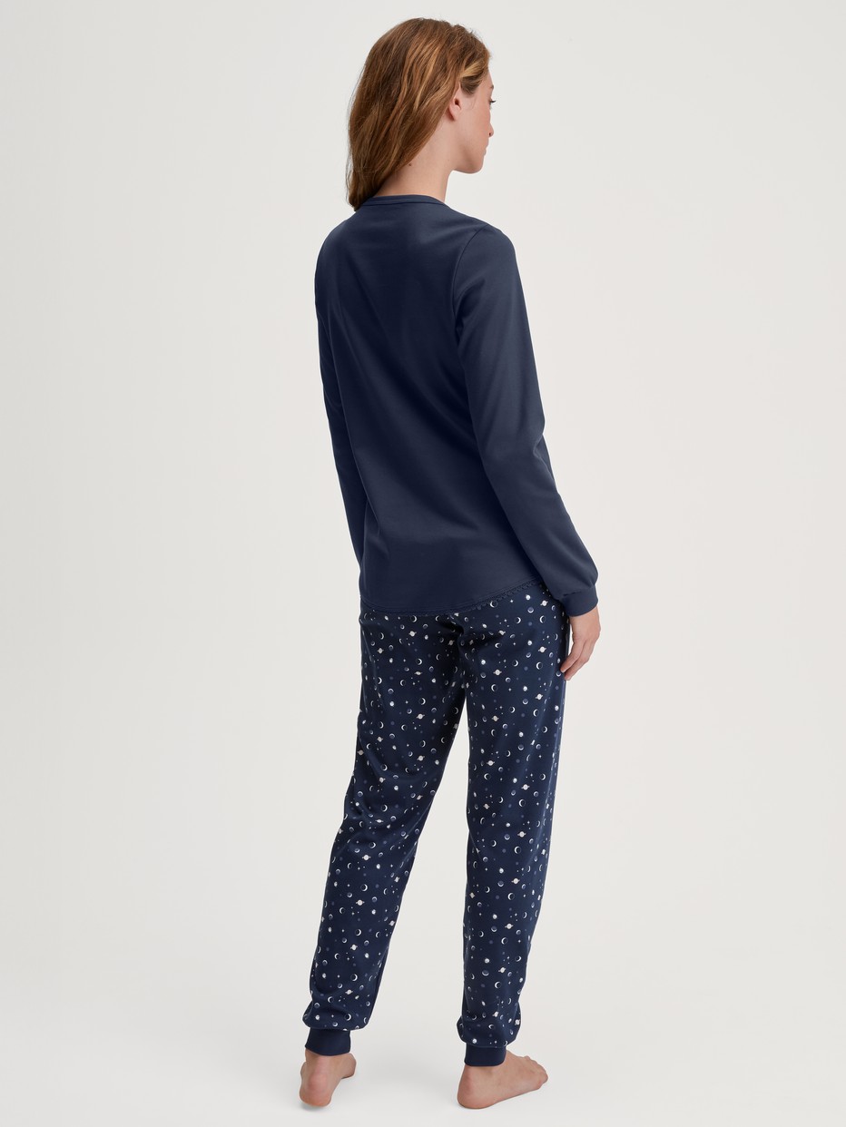 Damen-Model trägt Bündchen-Pyjama aus 100% Baumwolle in Blau, Gemustert aus Serie Midnight Dreams von CALIDA, Rückansicht