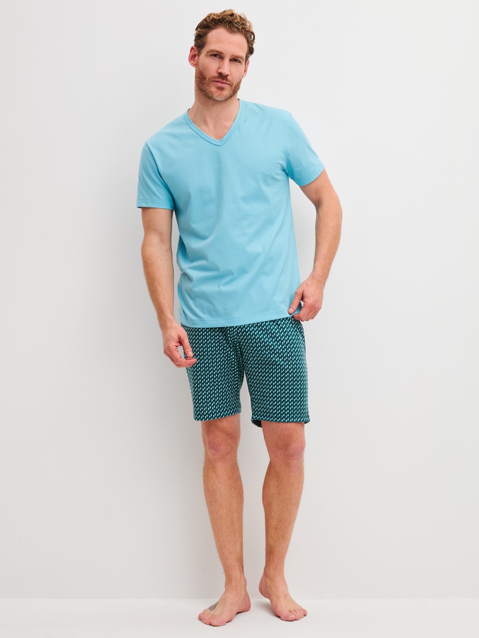 Herren-Model trägt Kurz-Pyjama aus 100% Baumwolle in Blau, Gemustert aus Serie Cotton Special von CALIDA, Vorderansicht