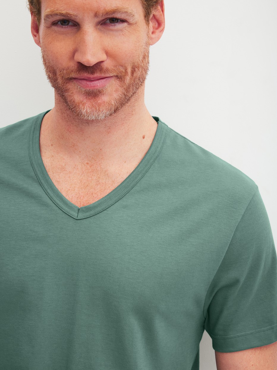 Herren-Model trägt Kurz-Pyjama aus 100% Baumwolle in Grün, Gemustert aus Serie Cotton Special von CALIDA, Detail