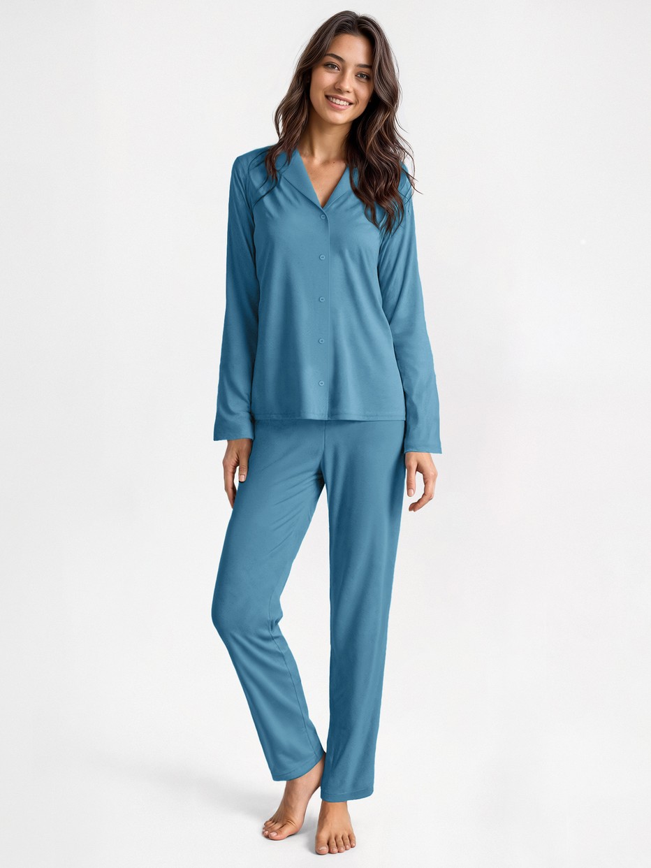 Damen-Model trägt Pyjama mit Knöpfen aus 100% Baumwolle in Blau, Einfarbig aus Serie Nightwear Xtra von CALIDA, Vorderansicht