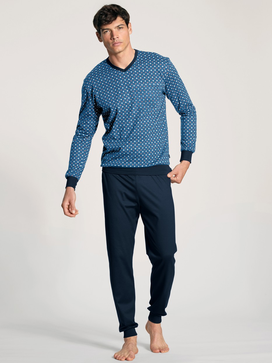 Le mannequin Homme porte le/la Pyjama avec bords élastiques en 100% coton de couleur Bleu, À motifs, de la série Nightwear Xtra de CALIDA, Vue de face