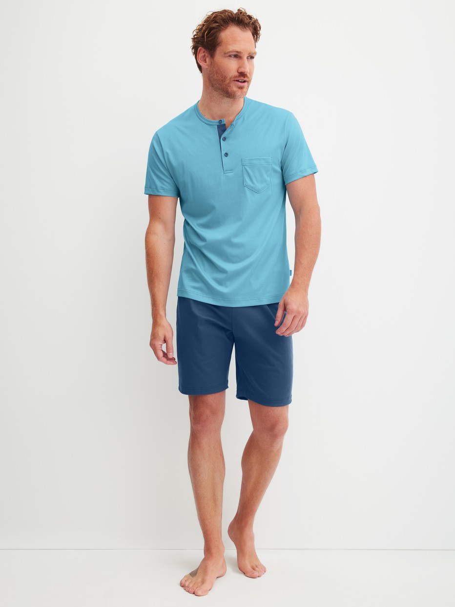 La modella / Il modello Uomo indossa Pigiama corto in Pima® Cotone di colore Blu, Modello, della serie Relax Superlight di CALIDA, Vista frontale