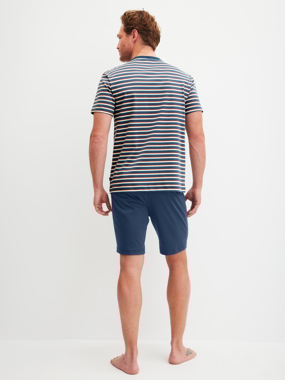 Herren-Model trägt Kurz-Pyjama aus 100% Baumwolle in Blau, Gestreift aus Serie Relax Streamline 3 von CALIDA, Rückansicht