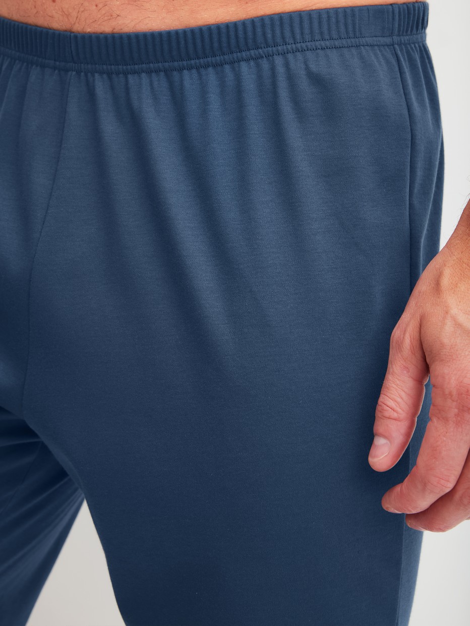Herren-Model trägt Kurz-Pyjama aus 100% Baumwolle in Blau, Gestreift aus Serie Relax Streamline 3 von CALIDA, Detail