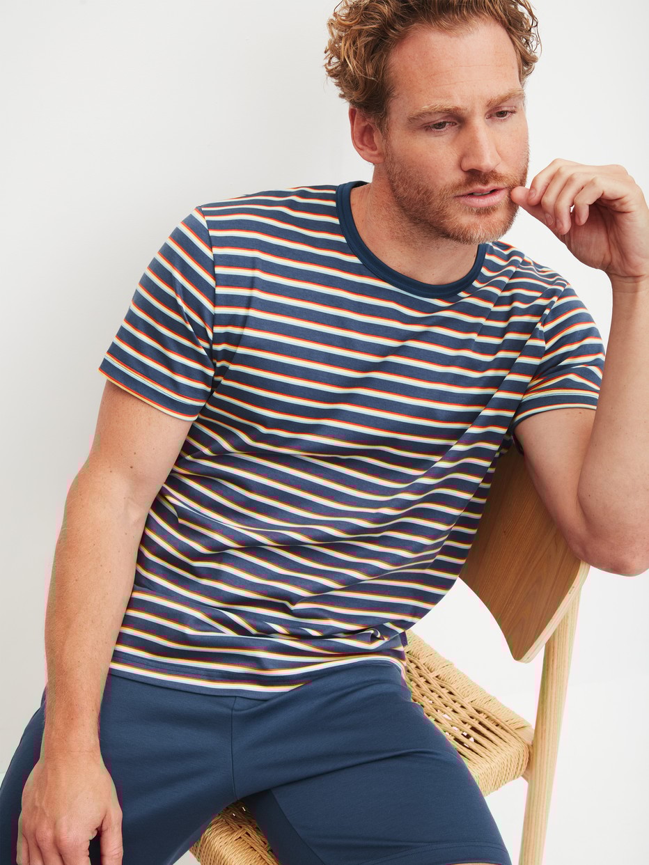 Herren-Model trägt Kurz-Pyjama aus 100% Baumwolle in Blau, Gestreift aus Serie Relax Streamline 3 von CALIDA, Zusatzbild
