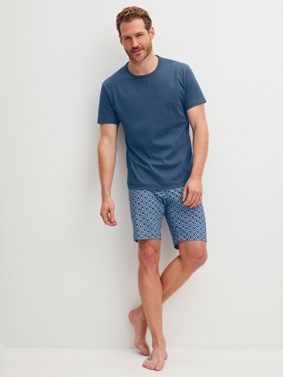 Herren-Model trägt Kurz-Pyjama aus 100% Baumwolle in Blau, Kariert aus Serie Relax Streamline 2 von CALIDA, Vorderansicht
