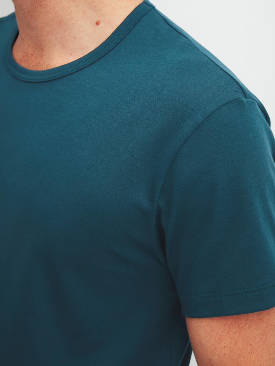 Herren-Model trägt Kurz-Pyjama aus 100% Baumwolle in Türkis, Gemustert aus Serie Relax Streamline 1 von CALIDA, Detail