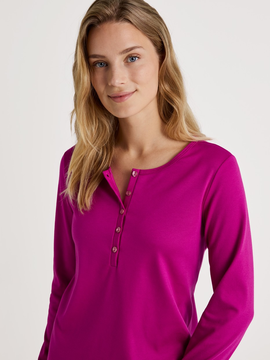 La modella / Il modello Donna indossa Pigiama in 100% cotone di colore Rosa, Floreale, della serie Season Special di CALIDA, Dettaglio