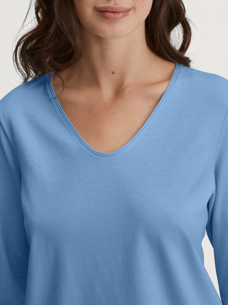 La modella / Il modello Donna indossa Pigiama capri in 100% cotone di colore Blu, Floreale, della serie Flower Nights di CALIDA, Dettaglio