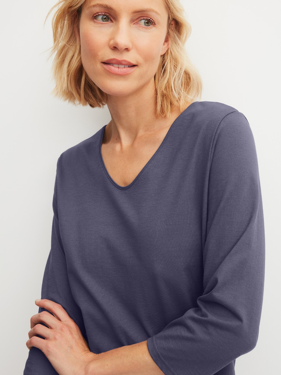 La modella / Il modello Donna indossa Pigiama capri in 100% cotone di colore Blu, Modello, della serie Graphic Nights di CALIDA, Dettaglio