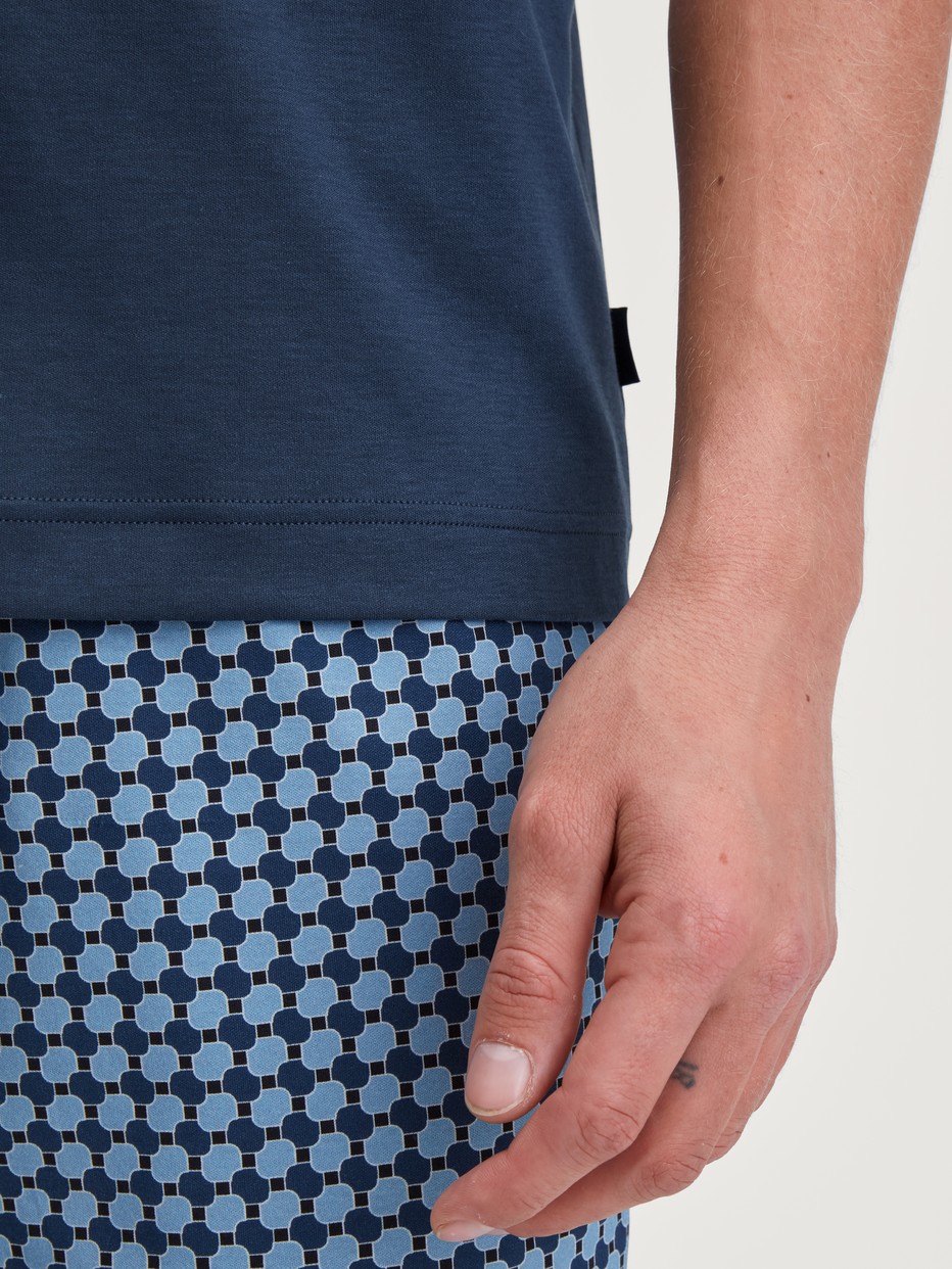 Herren-Model trägt Kurz-Pyjama aus 100% Baumwolle in Blau, Kariert aus Serie Relax Streamline 2 von CALIDA, Detail
