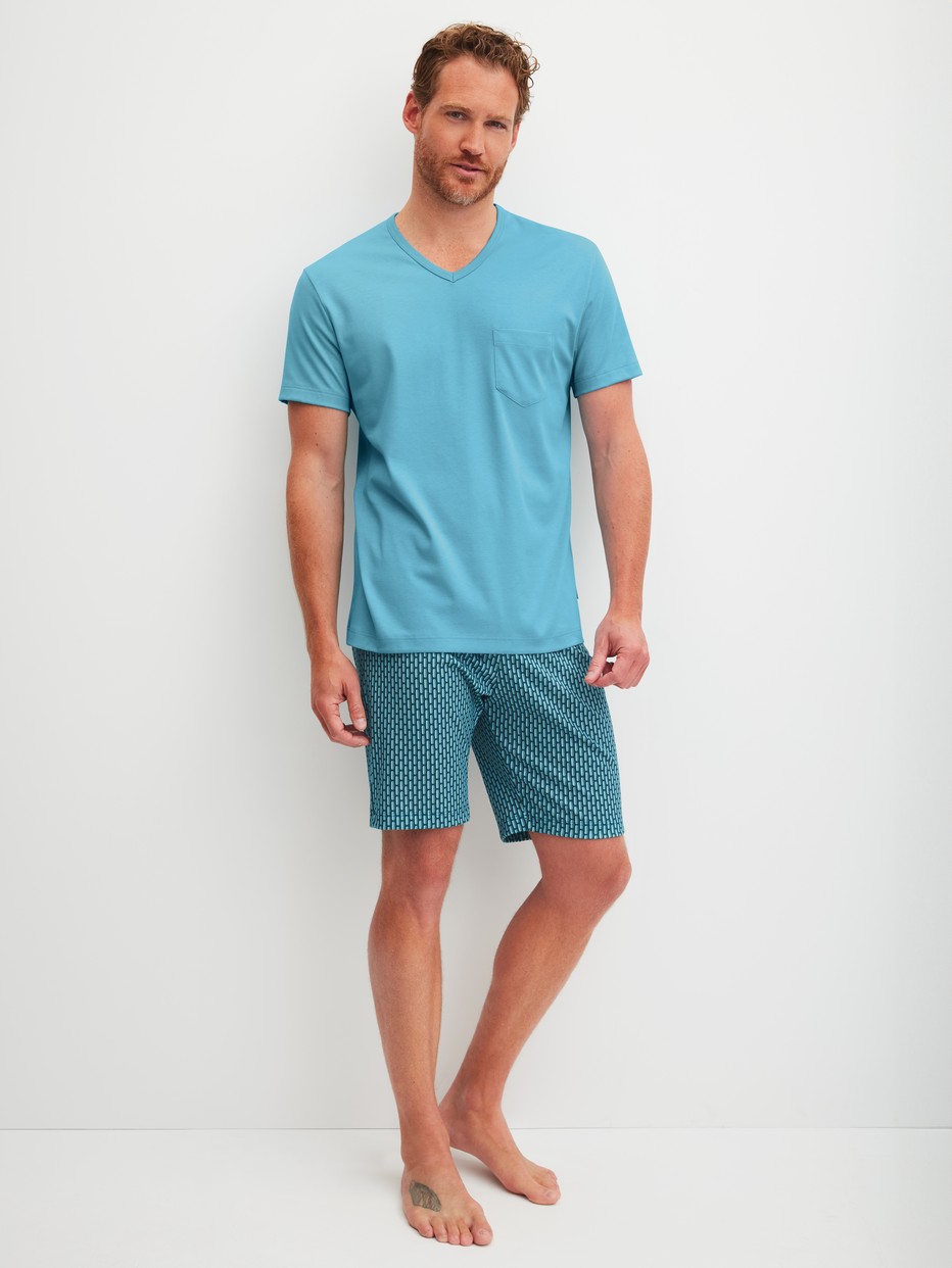 Herren-Model trägt Kurz-Pyjama aus 100% Baumwolle in Blau, Gemustert aus Serie Relax Streamline 1 von CALIDA, Vorderansicht
