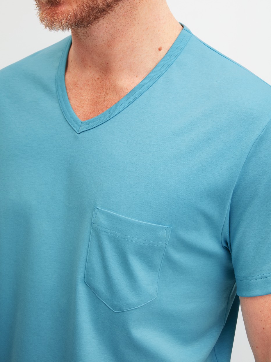 Herren-Model trägt Kurz-Pyjama aus 100% Baumwolle in Blau, Gemustert aus Serie Relax Streamline 1 von CALIDA, Detail