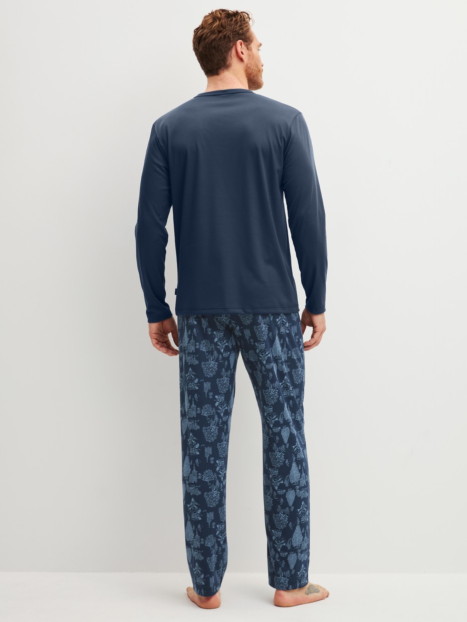 Herren-Model trägt Pyjama, lang aus 100% Baumwolle in Blau, Gemustert aus Serie Relax Streamline 1 von CALIDA, Rückansicht