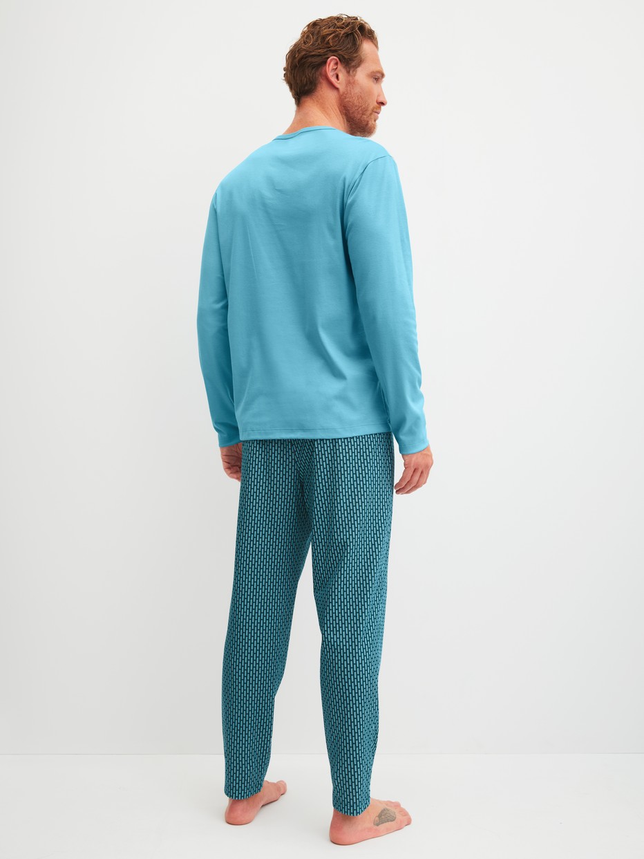 Herren-Model trägt Pyjama, lang aus 100% Baumwolle in Blau, Gemustert aus Serie Relax Streamline 1 von CALIDA, Rückansicht