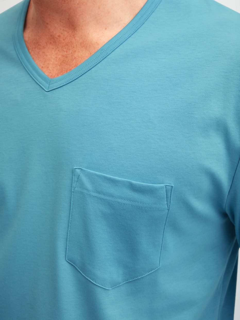 Herren-Model trägt Pyjama, lang aus 100% Baumwolle in Blau, Gemustert aus Serie Relax Streamline 1 von CALIDA, Detail