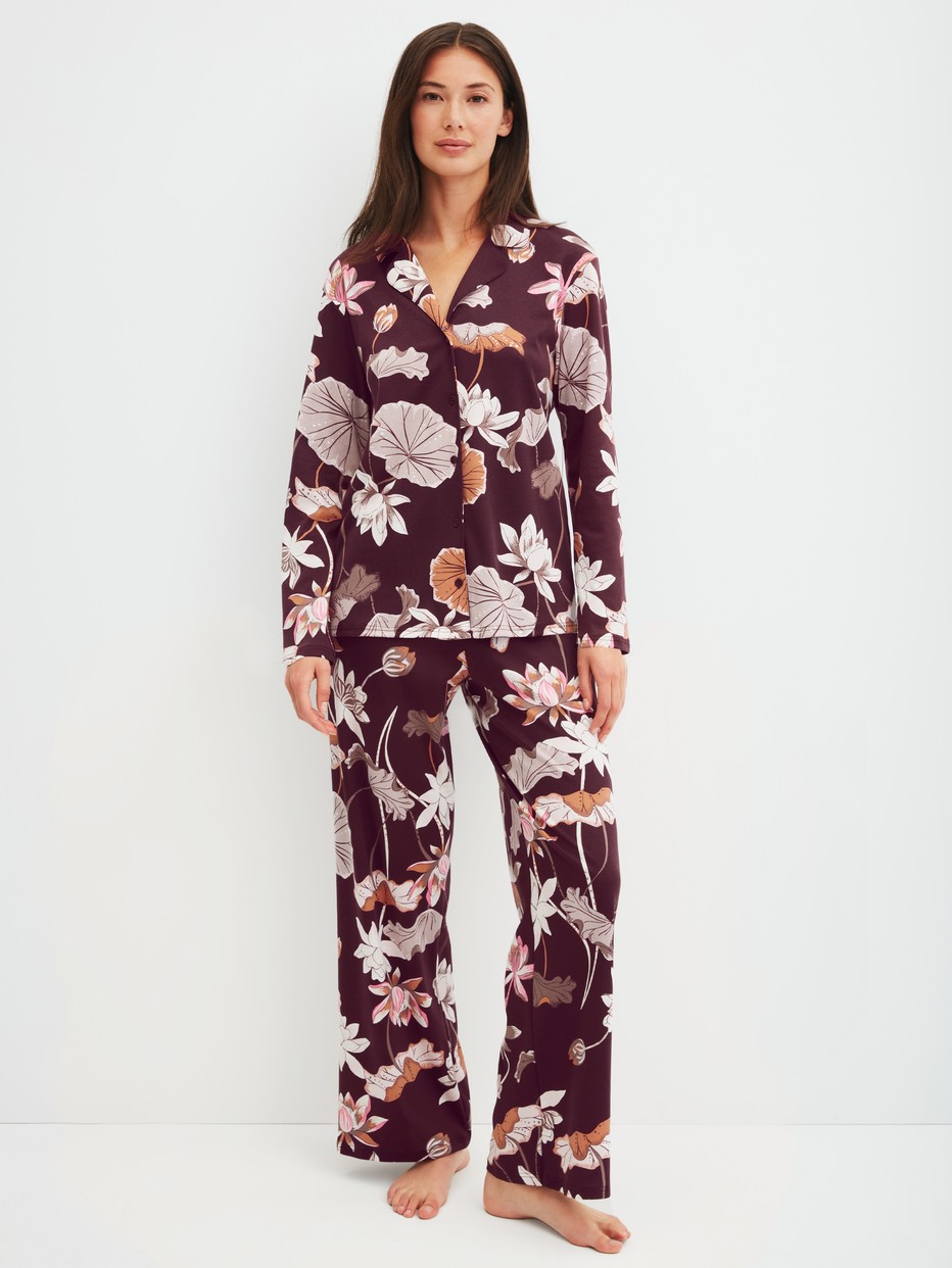 Damen-Model trägt Pyjama mit Knöpfen aus 100% Baumwolle in Rot, Floral aus Serie Season Special von CALIDA, Vorderansicht