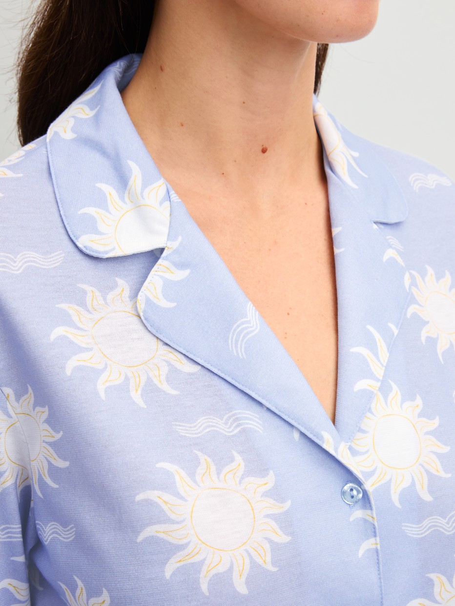 Le mannequin Femme porte le/la Pyjama à boutons en 100% coton de couleur Bleu, À motifs, de la série EDITION 85 de CALIDA, Détail