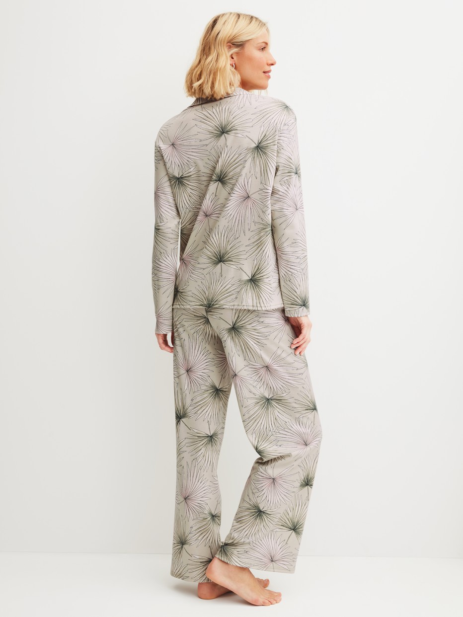 Damen-Model trägt Pyjama mit Knöpfen aus 100% Baumwolle in Grün, Floral aus Serie Leaf Dreams von CALIDA, Rückansicht
