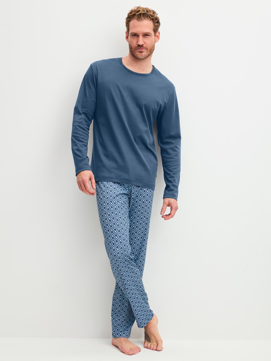 Herren-Model trägt Pyjama, lang aus 100% Baumwolle in Blau, Kariert aus Serie Relax Streamline 2 von CALIDA, Vorderansicht