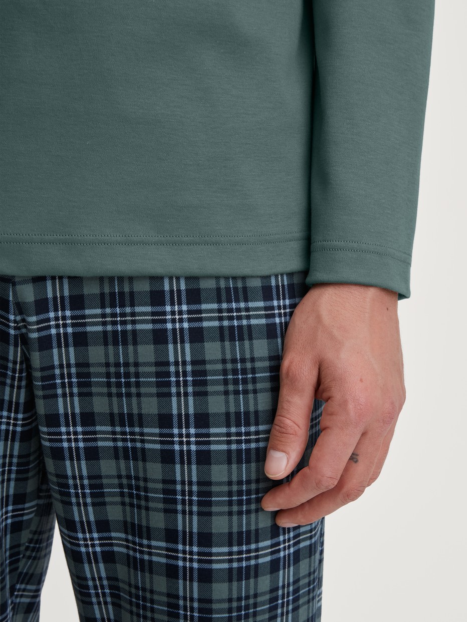 Herren-Model trägt Pyjama, lang aus 100% Baumwolle in Grün, Kariert aus Serie Relax Streamline 3 von CALIDA, Detail