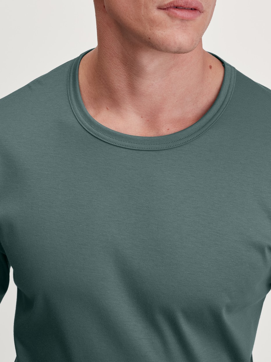 Herren-Model trägt Pyjama, lang aus 100% Baumwolle in Grün, Kariert aus Serie Relax Streamline 3 von CALIDA, Detail