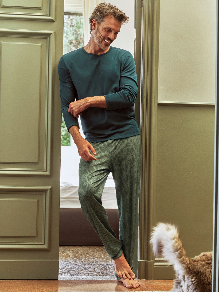 Herren-Model trägt Pyjama, lang aus 100% Baumwolle in Türkis, Gemustert aus Serie Relax Streamline 1 von CALIDA, Vorderansicht