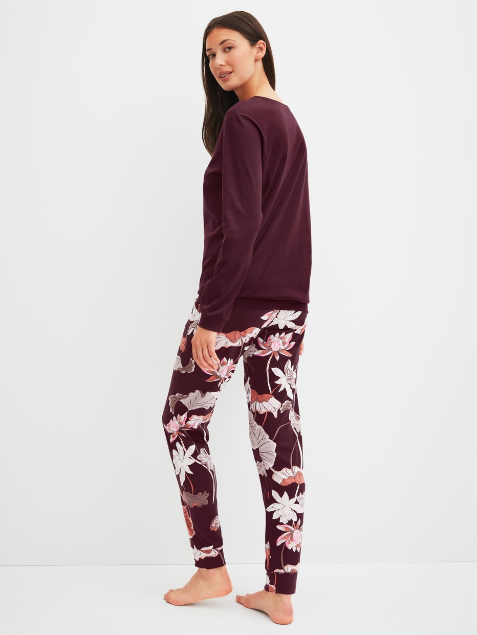 La modella / Il modello Donna indossa Pigiama con polsini in 100% cotone di colore Rosso, Floreale, della serie Season Special di CALIDA, Vista posteriore