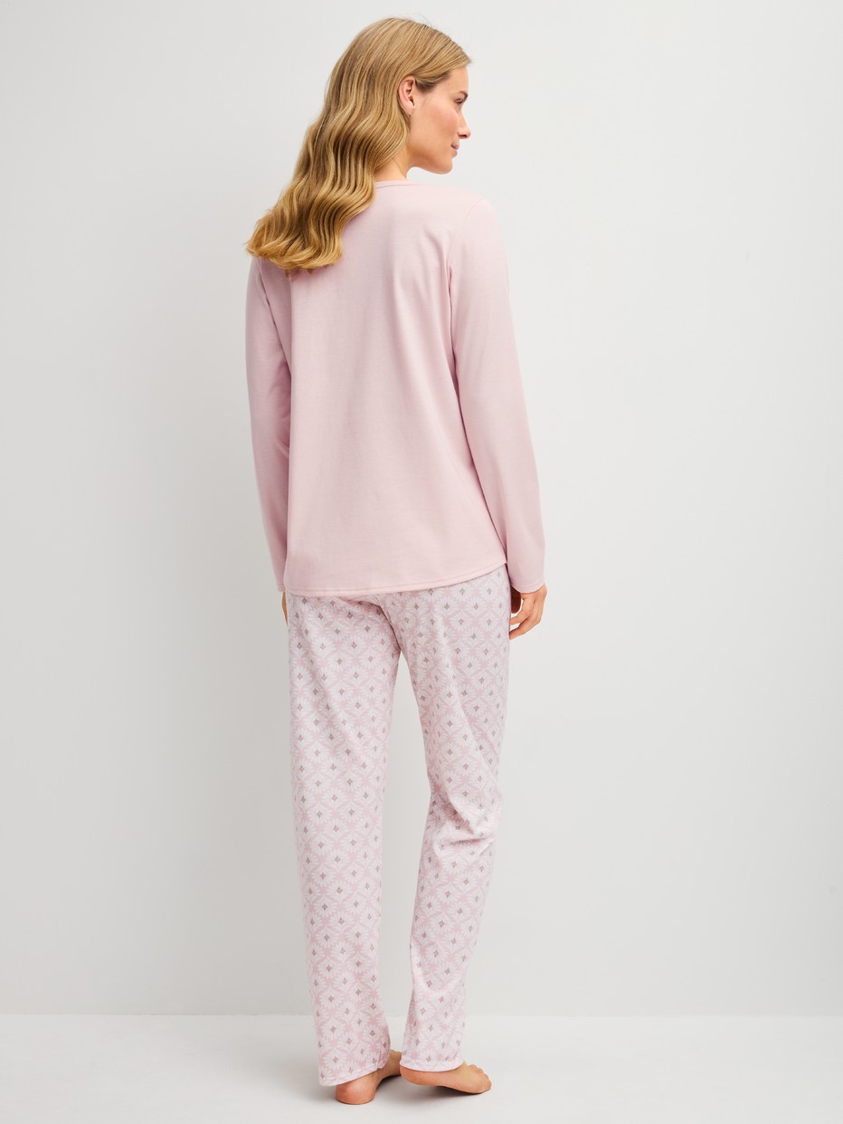 La modella / Il modello Donna indossa Pigiami, lunghi in 100% cotone di colore Rosa, Floreale, della serie Cotton Special di CALIDA, Vista posteriore