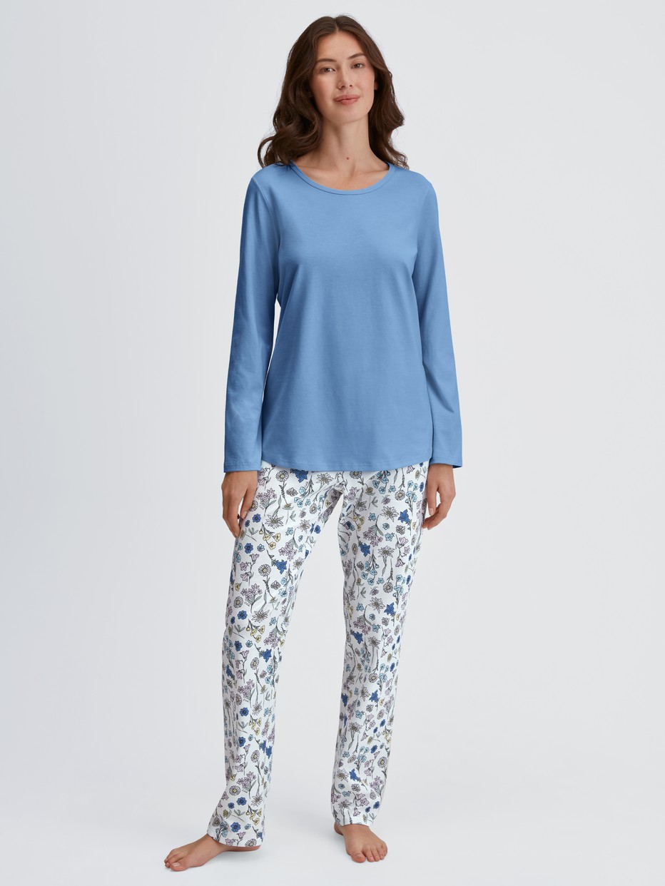 La modella / Il modello Donna indossa Pigiami, lunghi in 100% cotone di colore Blu, Floreale, della serie Flower Nights di CALIDA, Vista frontale