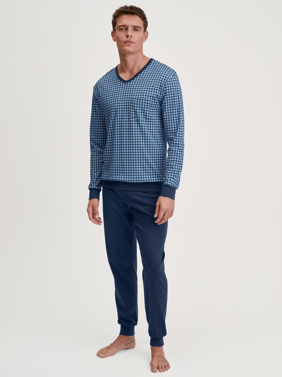 Herren-Model trägt Bündchen-Pyjama aus 100% Baumwolle in Blau, Kariert aus Serie Relax Streamline 2 von CALIDA, Vorderansicht