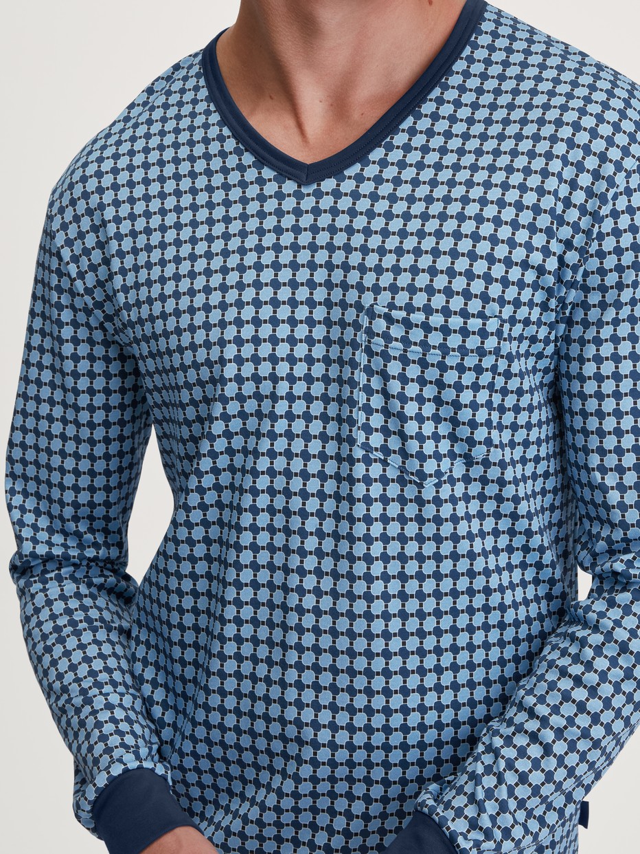 Herren-Model trägt Bündchen-Pyjama aus 100% Baumwolle in Blau, Kariert aus Serie Relax Streamline 2 von CALIDA, Detail