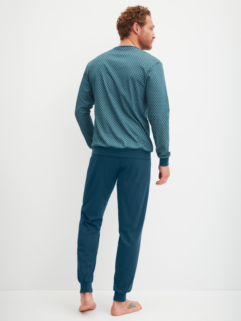 Herren-Model trägt Bündchen-Pyjama aus 100% Baumwolle in Türkis, Gemustert aus Serie Relax Streamline 1 von CALIDA, Rückansicht