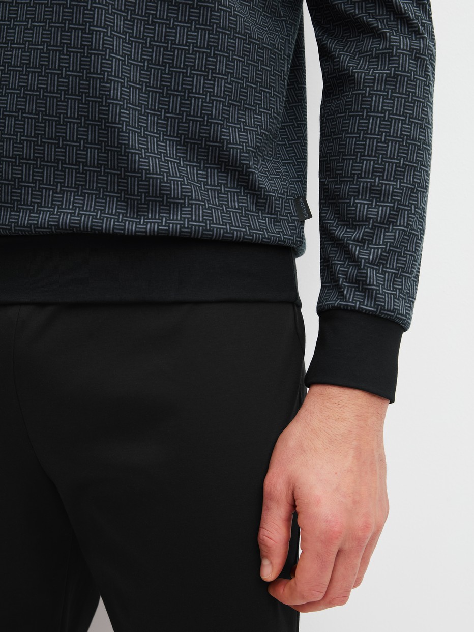 Men model is wearing Pyjama with cuff made of 100% Cotton in Black, Patterned from the Relax Streamline 2 series by CALIDA, Detail