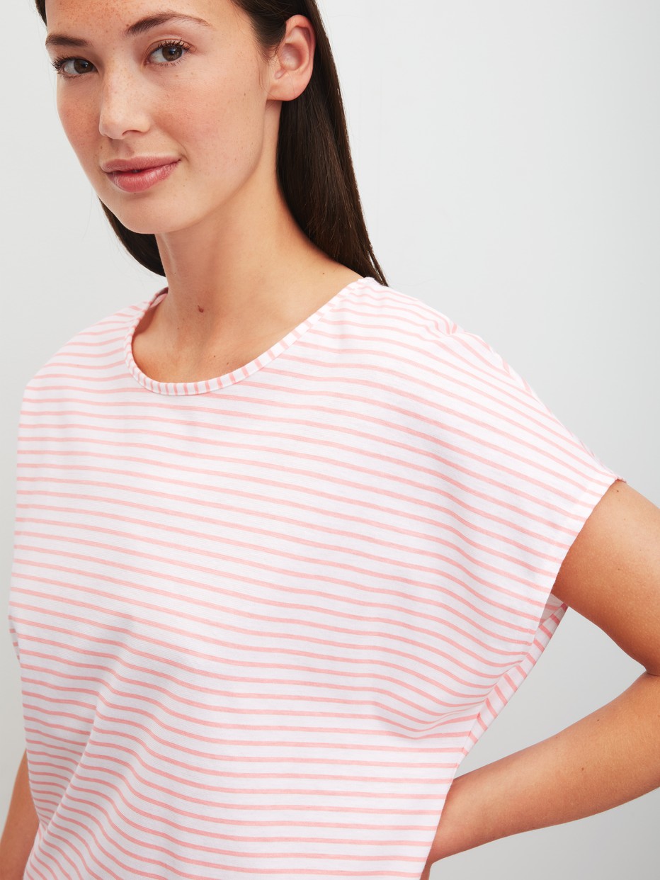 Women model is wearing Short Pyjama made of 100% Cotton in Orange, Patterned from the Lovely Nights series by CALIDA, Detail