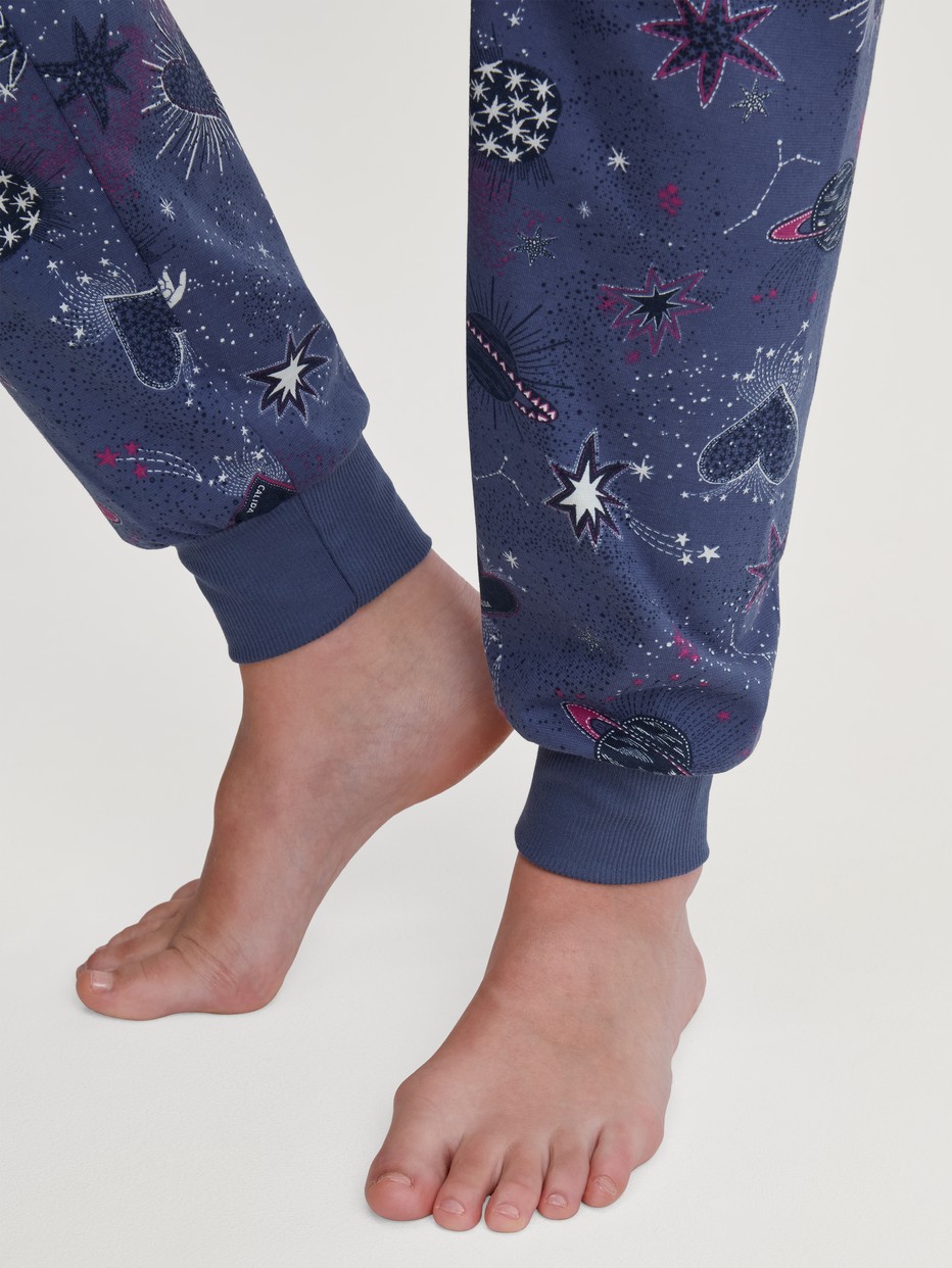 Damen-Model trägt Bündchen-Pyjama aus 100% Baumwolle in Blau, Gemustert aus Serie Mystic Nights von CALIDA, Detail