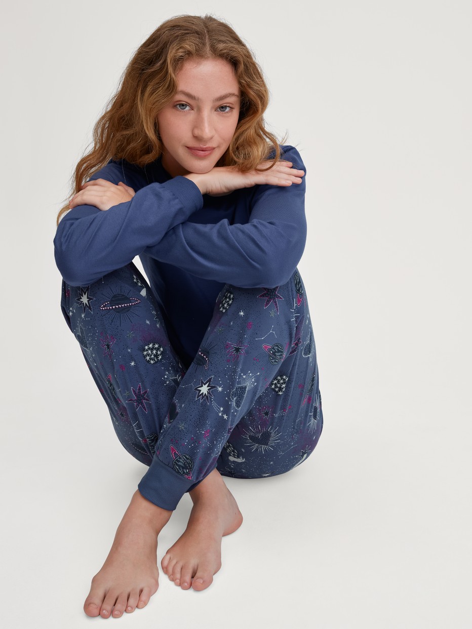 Damen-Model trägt Bündchen-Pyjama aus 100% Baumwolle in Blau, Gemustert aus Serie Mystic Nights von CALIDA, Zusatzbild